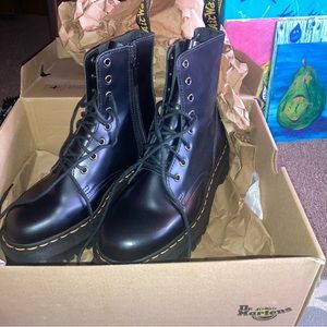 BLACK LEATHER PLATFORM AIR WAIR BOOTS; BY DOC MARTENS !